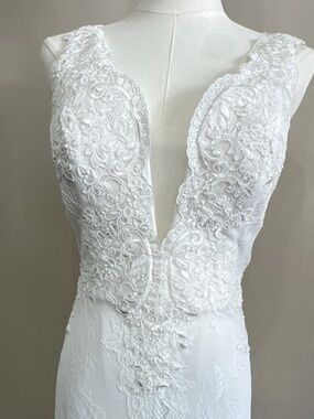 White Lace Column/Sheath Wedding Dress Plunging Neck Sleeveless Size 12